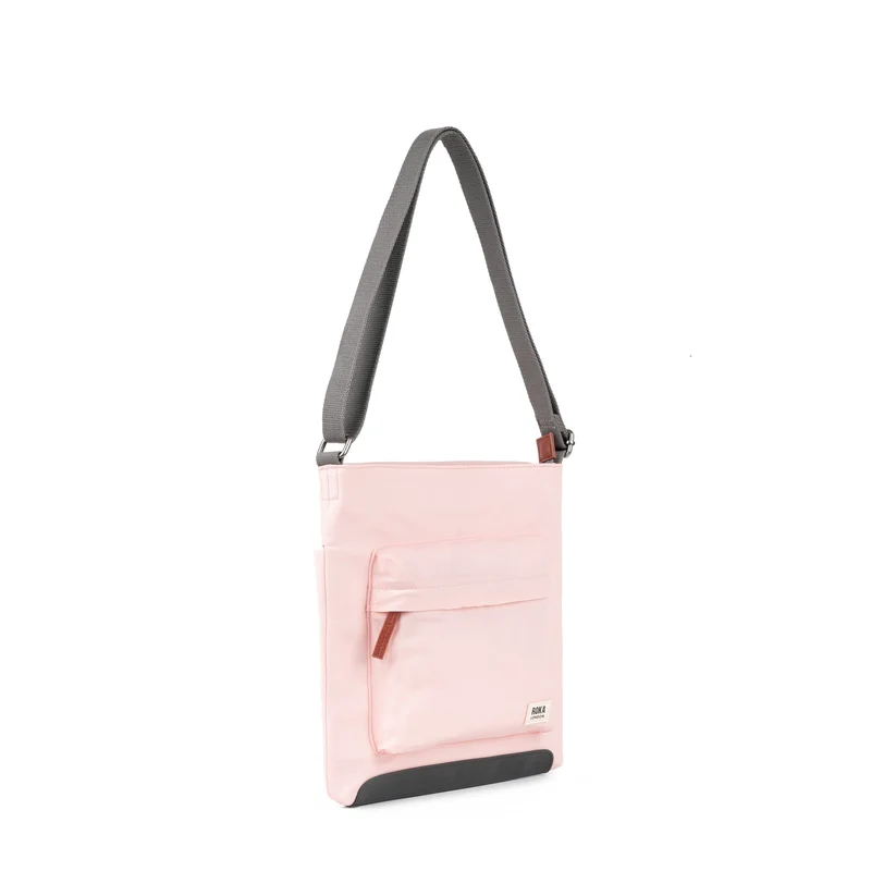 ROKA Kennington B Mittelgroße Tasche aus recyceltem Nylon - Englische Rose