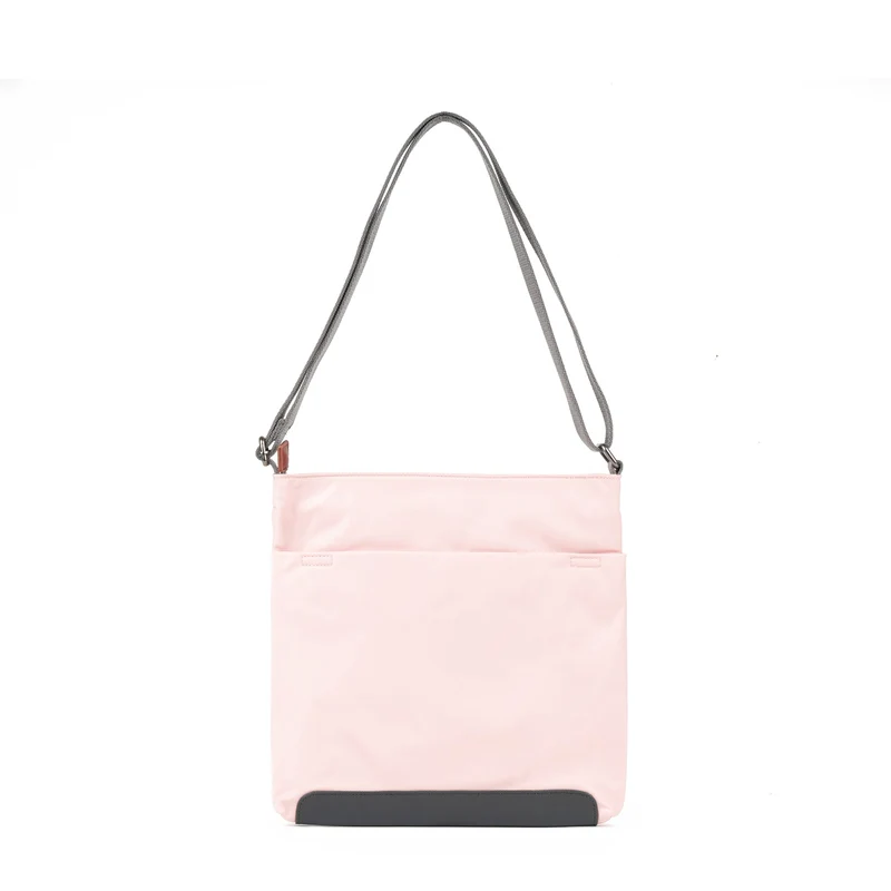 ROKA Kennington B Mittelgroße Tasche aus recyceltem Nylon - Englische Rose