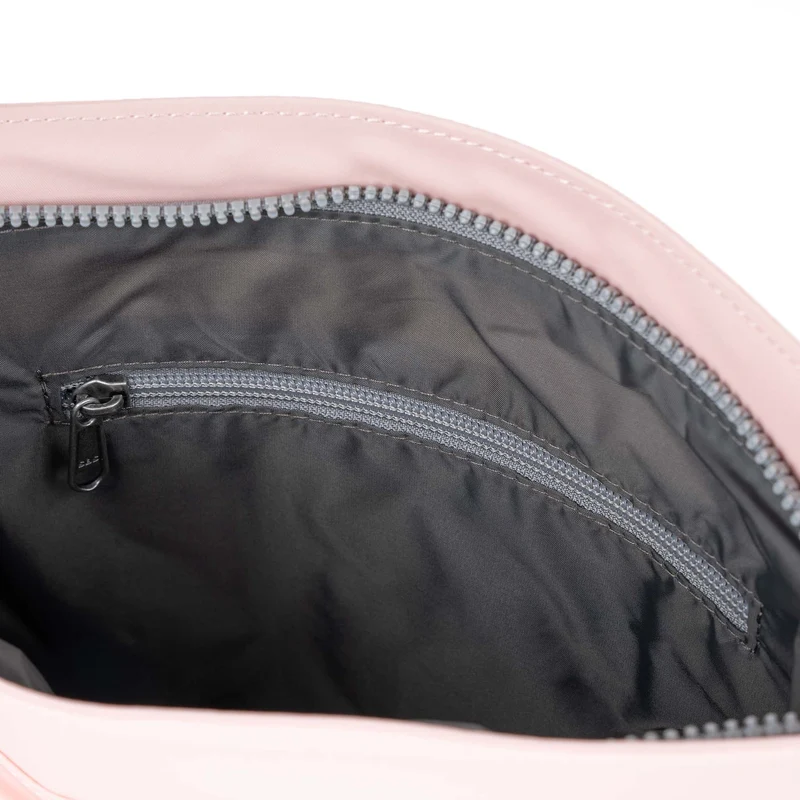 ROKA Kennington B Mittelgroße Tasche aus recyceltem Nylon - Englische Rose