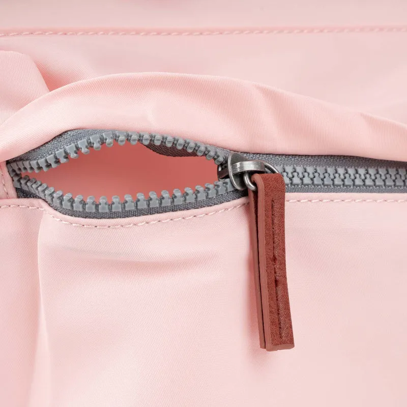 ROKA Kennington B Mittelgroße Tasche aus recyceltem Nylon - Englische Rose