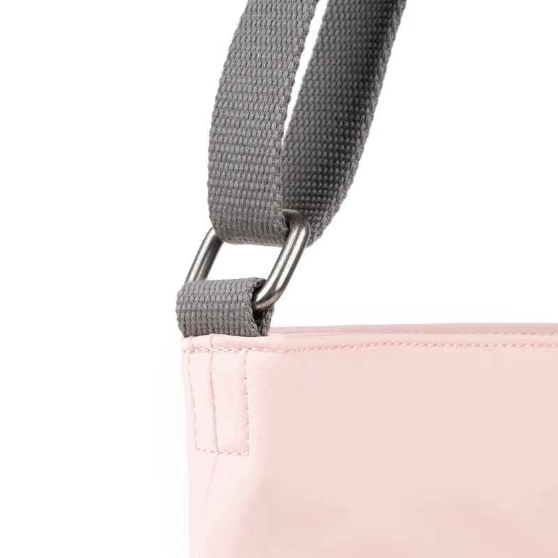ROKA Kennington B Mittelgroße Tasche aus recyceltem Nylon - Englische Rose
