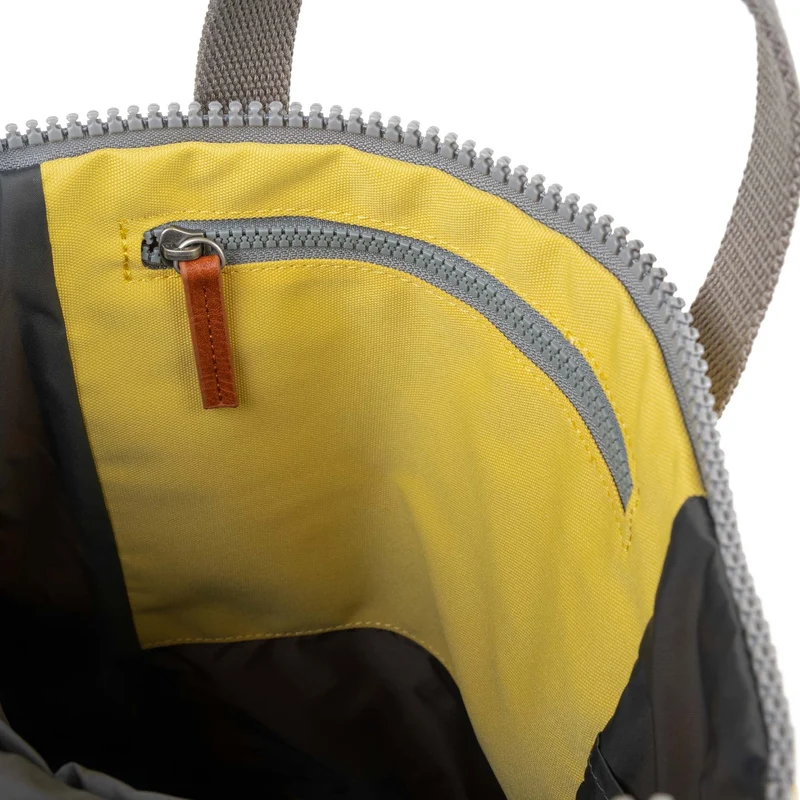 ROKA Finchley Eine kleine Tasche aus recyceltem Canvas mit dem Aufdruck „Lemonade“.