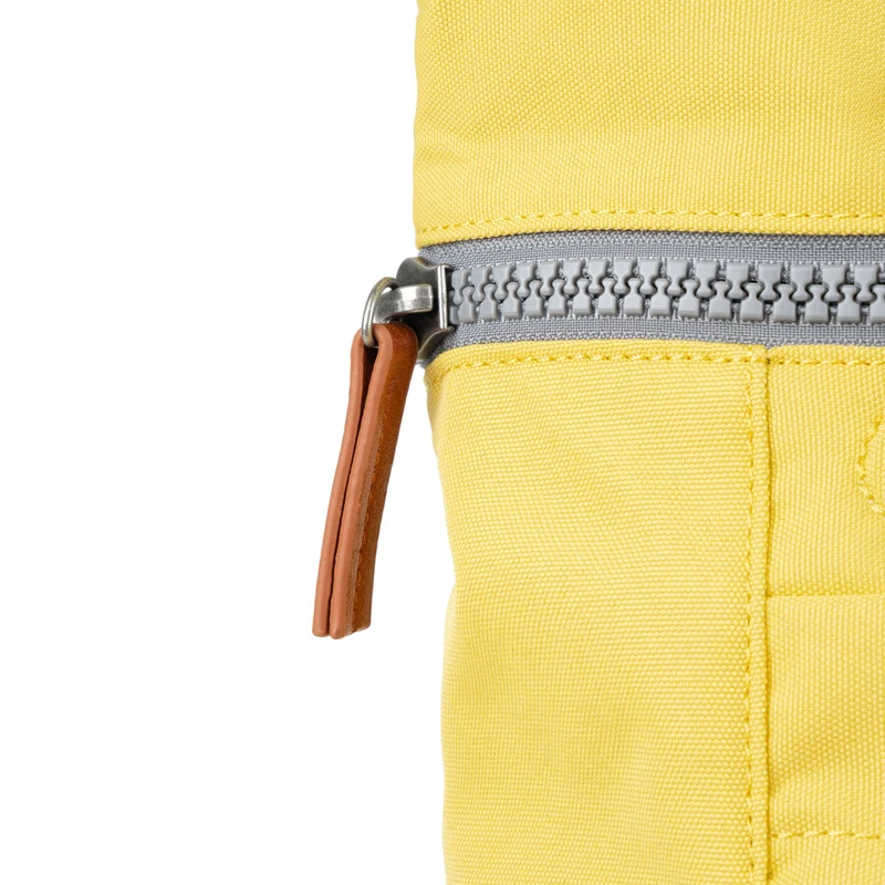 ROKA Finchley Eine kleine Tasche aus recyceltem Canvas mit dem Aufdruck „Lemonade“.