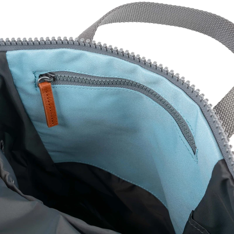 ROKA Finchley Eine kleine Tasche aus recyceltem Canvas von Ice