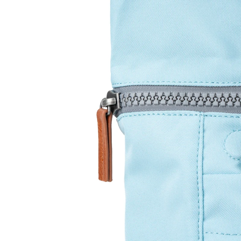 ROKA Finchley Eine kleine Tasche aus recyceltem Canvas von Ice