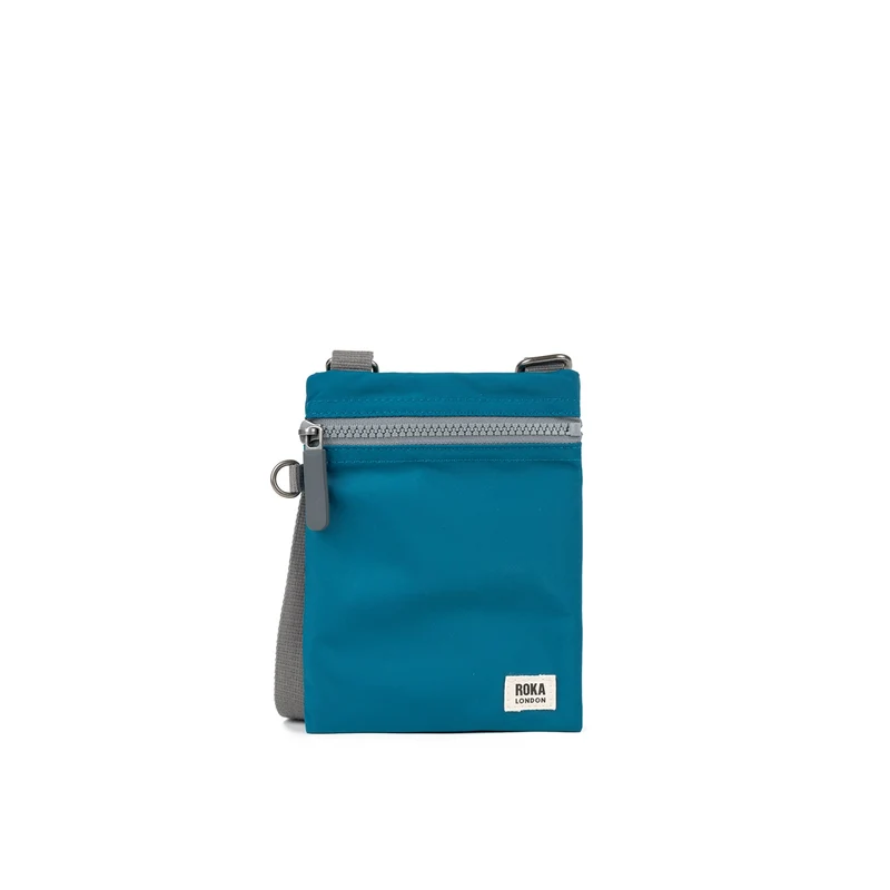 ROKA Chelsea Saphirfarbene Tasche aus recyceltem Nylon