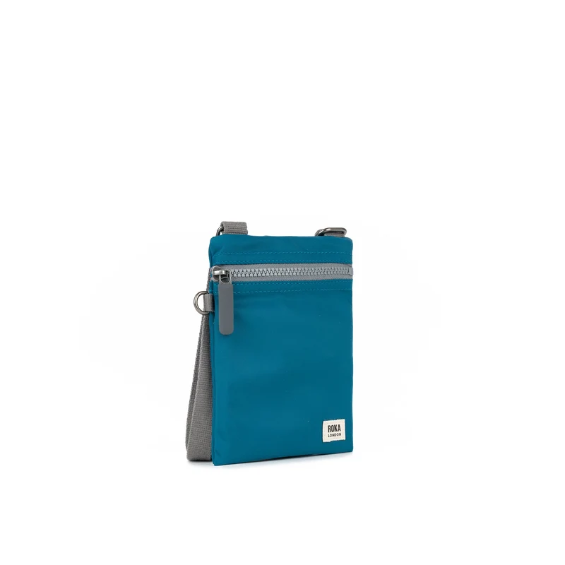 ROKA Chelsea Saphirfarbene Tasche aus recyceltem Nylon