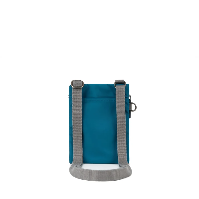 ROKA Chelsea Saphirfarbene Tasche aus recyceltem Nylon