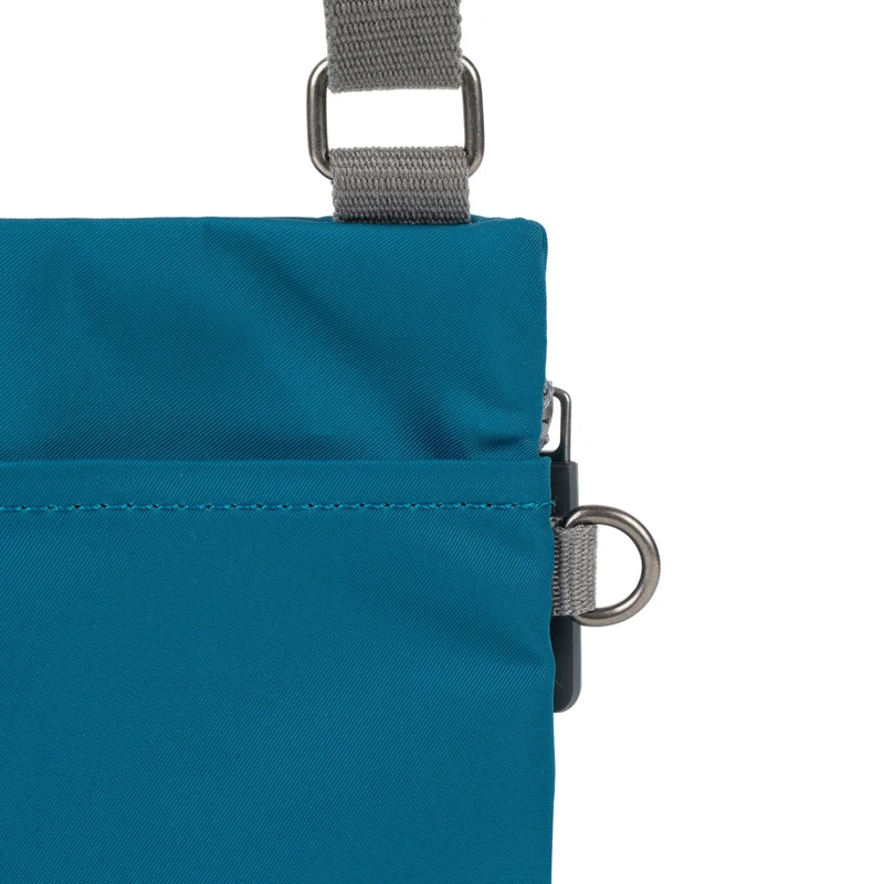 ROKA Chelsea Saphirfarbene Tasche aus recyceltem Nylon