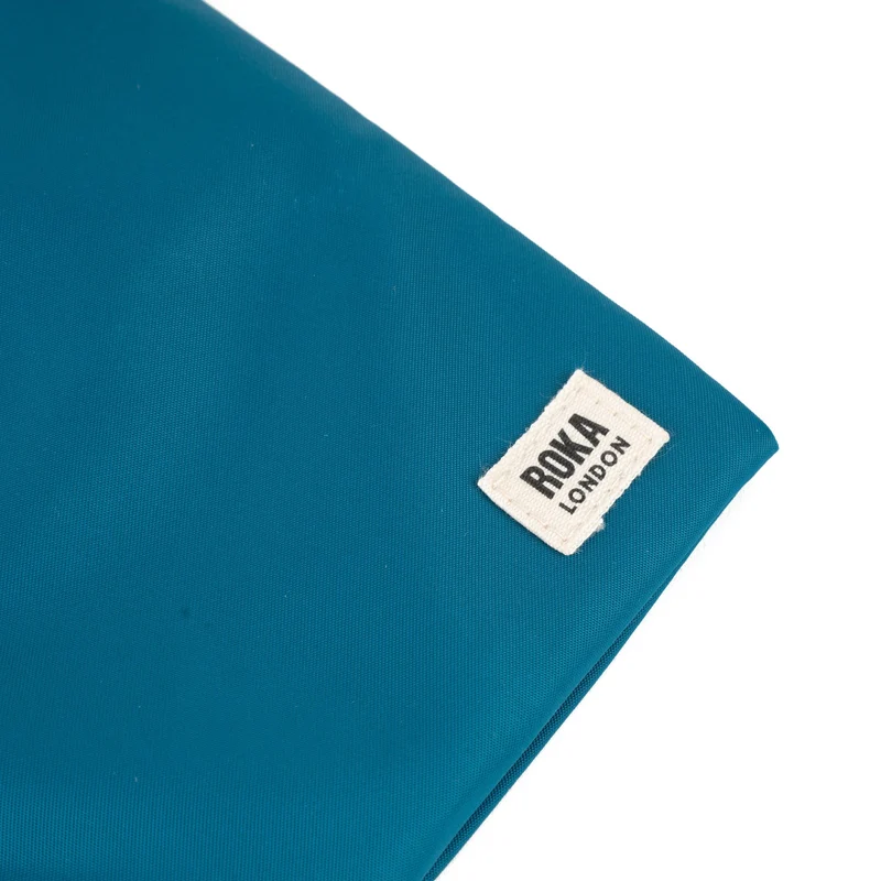 ROKA Chelsea Saphirfarbene Tasche aus recyceltem Nylon