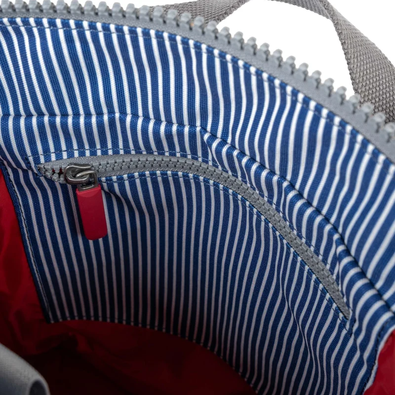 ROKA Bantry Kleine Tasche aus recyceltem Canvas, rot-weiß gefüttert
