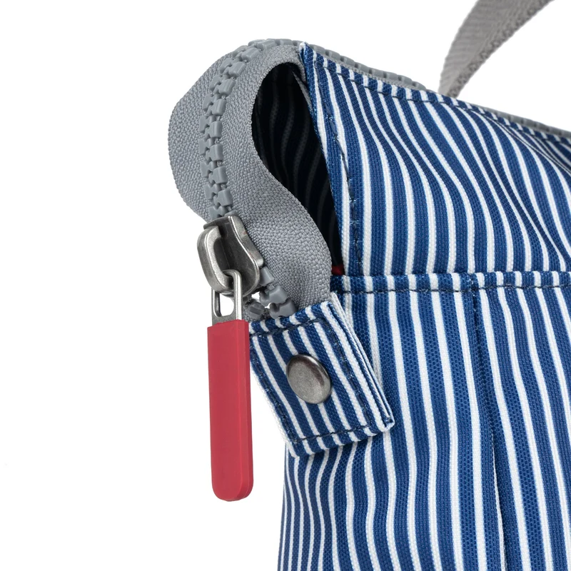 ROKA Bantry Kleine Tasche aus recyceltem Canvas, rot-weiß gefüttert