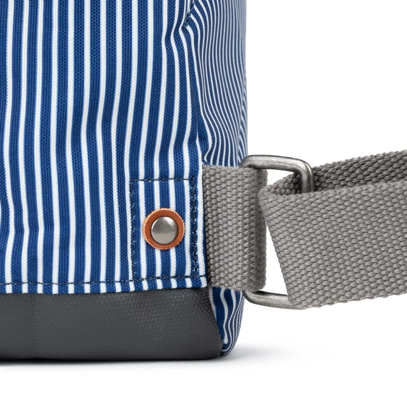 ROKA Bantry Kleine Tasche aus recyceltem Canvas, rot-weiß gefüttert