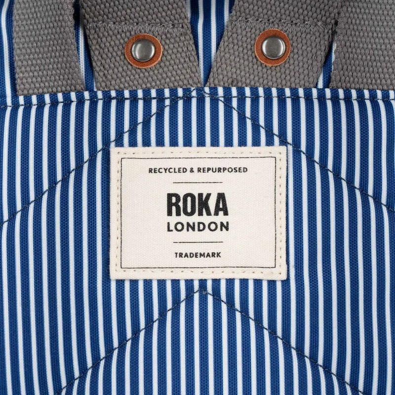 ROKA Bantry Kleine Tasche aus recyceltem Canvas, rot-weiß gefüttert