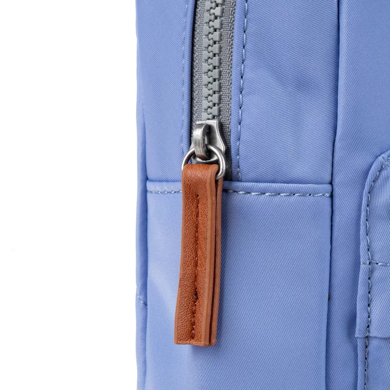 ROKA Willesden Große Tasche aus recyceltem Nylon – Jacaranda