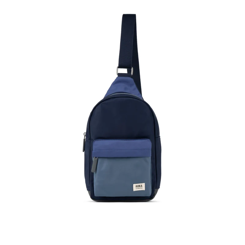 ROKA Willesden Große Tasche aus recyceltem Nylon – Indigo-Ton