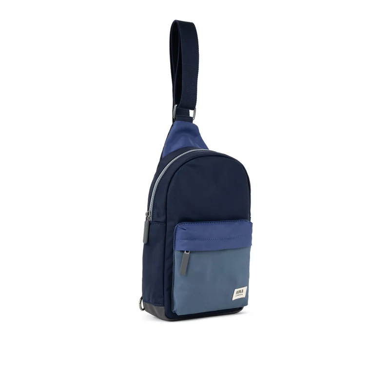 ROKA Willesden Große Tasche aus recyceltem Nylon – Indigo-Ton
