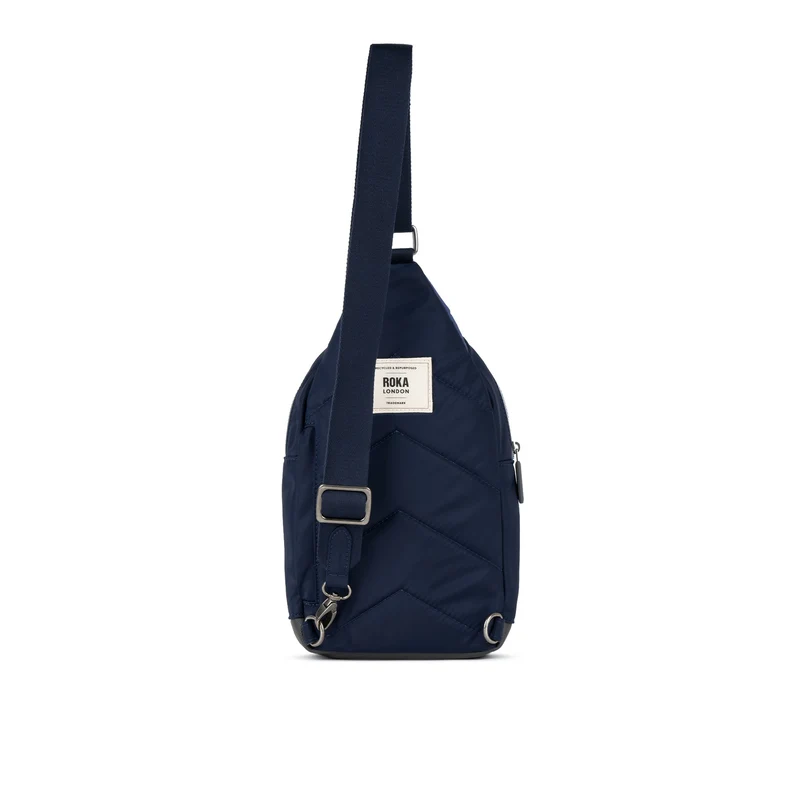 ROKA Willesden Große Tasche aus recyceltem Nylon – Indigo-Ton