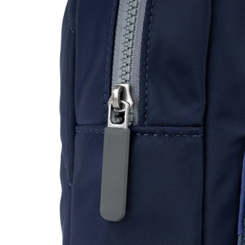 ROKA Willesden Große Tasche aus recyceltem Nylon – Indigo-Ton