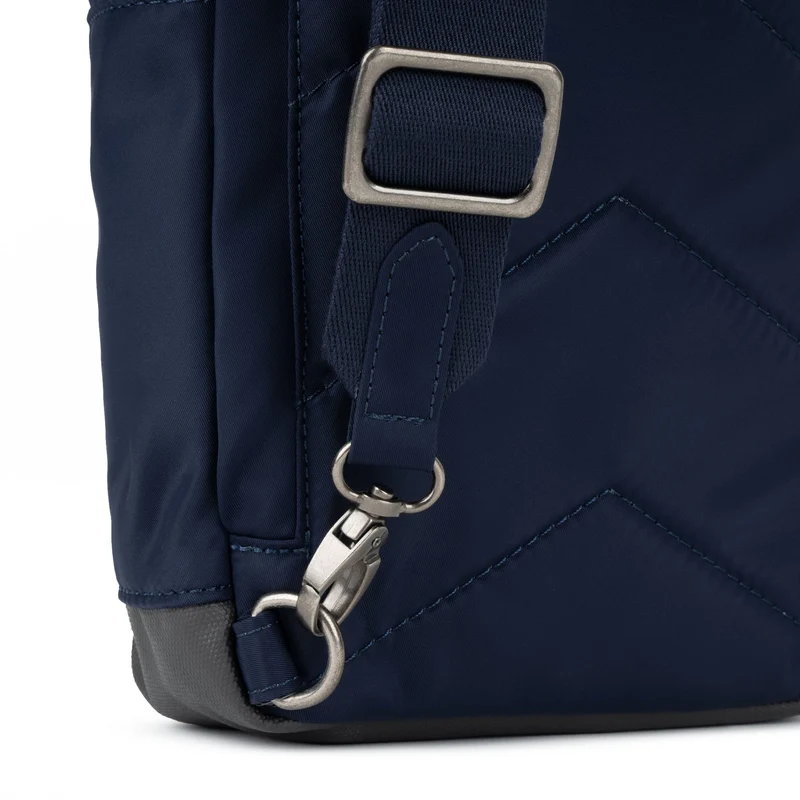 ROKA Willesden Große Tasche aus recyceltem Nylon – Indigo-Ton