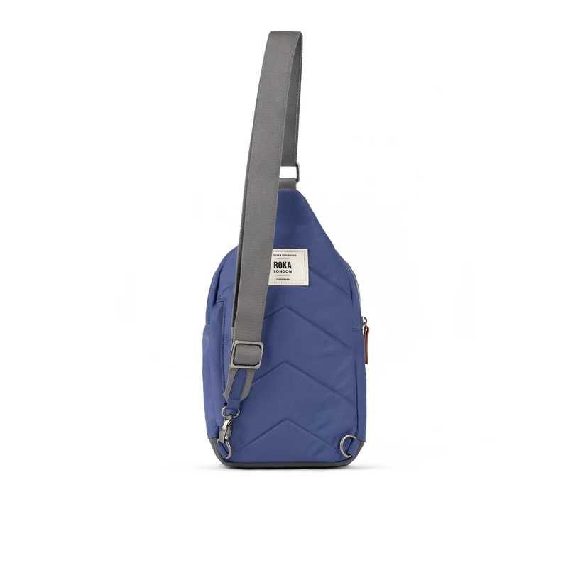 ROKA Willesden B Große Tasche aus recyceltem Nylon – Indigo