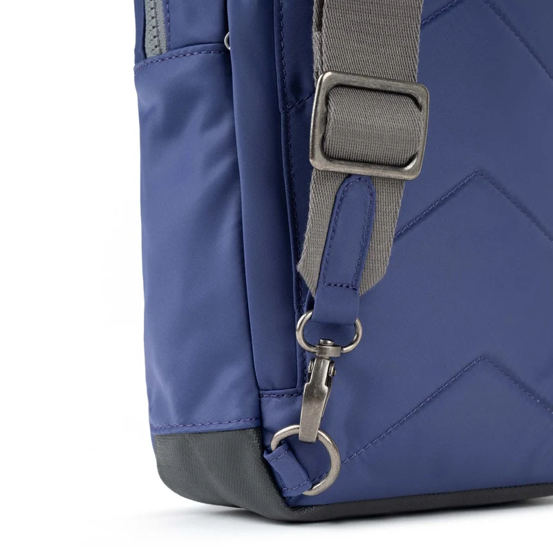 ROKA Willesden B Große Tasche aus recyceltem Nylon – Indigo