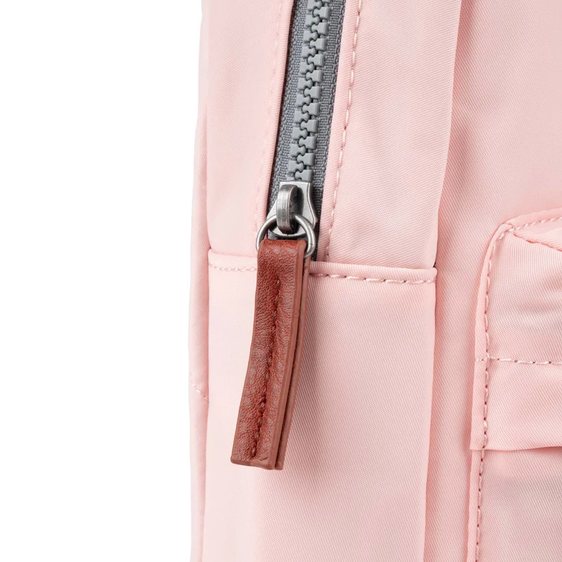 ROKA Willesden B Große Tasche aus recyceltem Nylon - Englische Rose