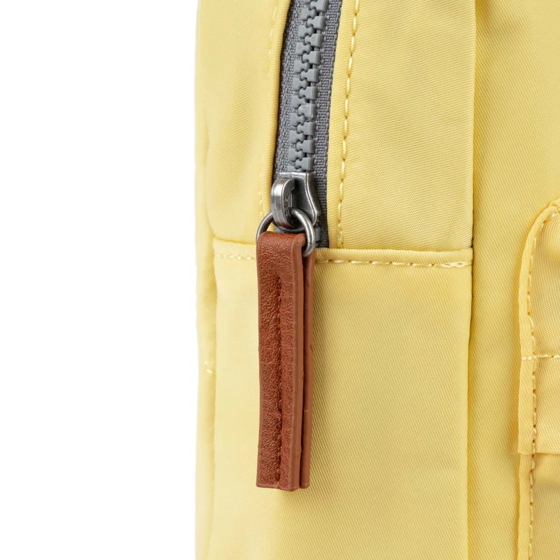 ROKA Willesden B Große Tasche aus recyceltem Nylon – Zitronengelb