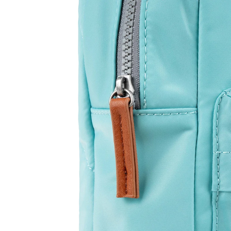 ROKA Willesden B Große Tasche aus recyceltem Nylon – Aquatic Awe
