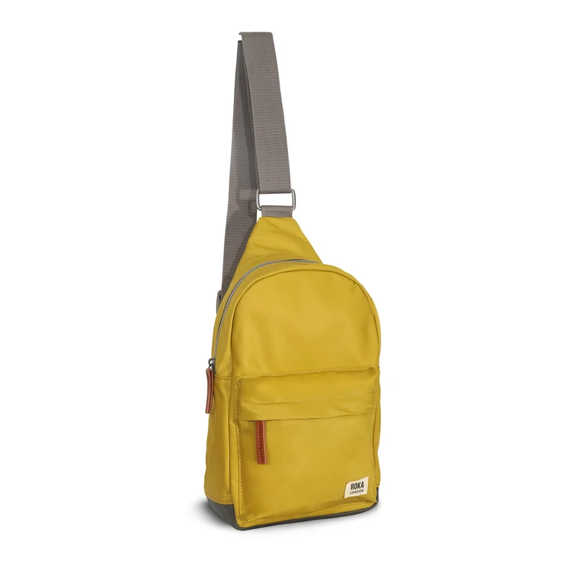 ROKA Willesden Große Tasche aus recyceltem Nylon – Bernstein