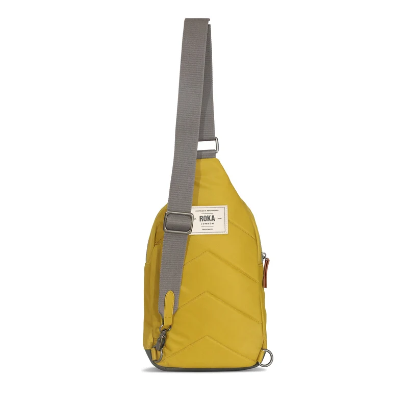 ROKA Willesden Große Tasche aus recyceltem Nylon – Bernstein