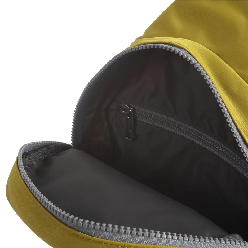 ROKA Willesden Große Tasche aus recyceltem Nylon – Bernstein