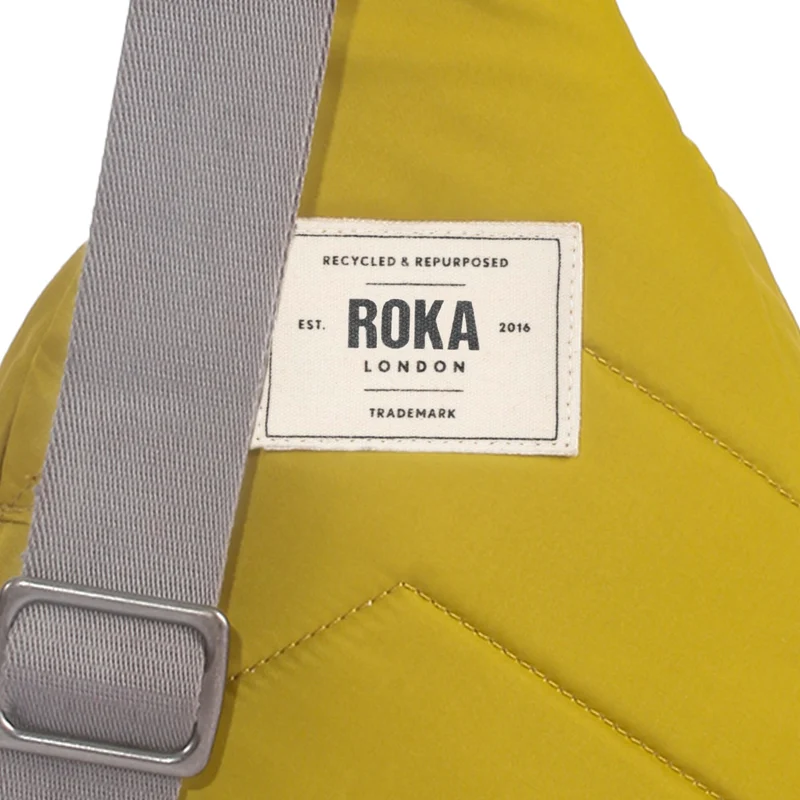 ROKA Willesden Große Tasche aus recyceltem Nylon – Bernstein