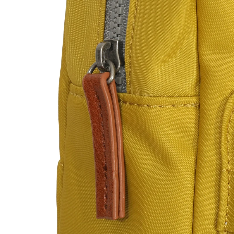 ROKA Willesden Große Tasche aus recyceltem Nylon – Bernstein