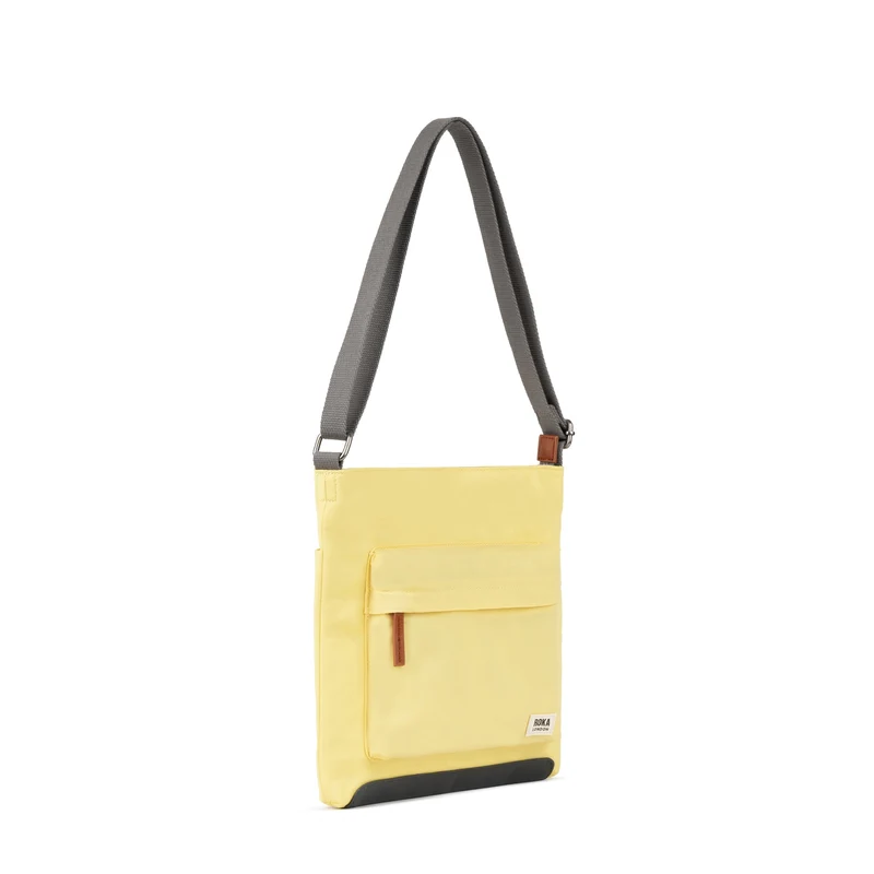 ROKA Kennington B Mittelgroße Tasche aus recyceltem Nylon – Zitronengelb