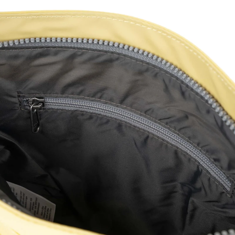 ROKA Kennington B Mittelgroße Tasche aus recyceltem Nylon – Zitronengelb
