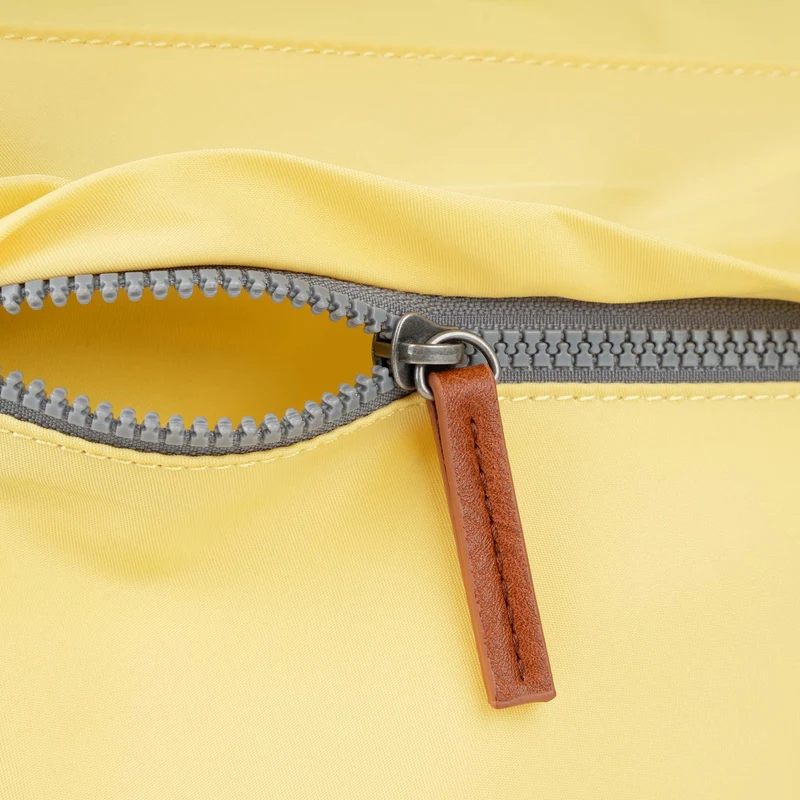 ROKA Kennington B Mittelgroße Tasche aus recyceltem Nylon – Zitronengelb