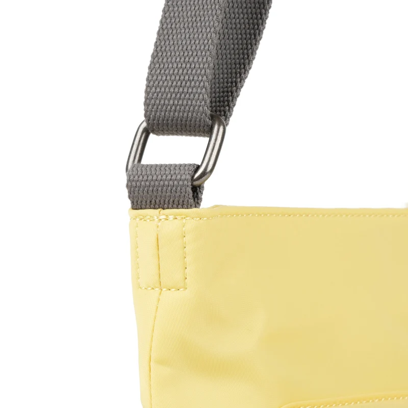 ROKA Kennington B Mittelgroße Tasche aus recyceltem Nylon – Zitronengelb
