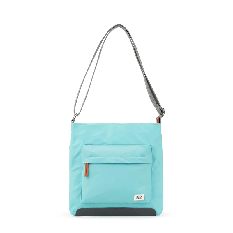 ROKA Kennington Mittelgroße Tasche aus recyceltem Nylon – Aquatic Awe