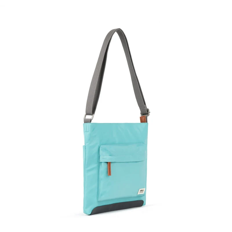 ROKA Kennington Mittelgroße Tasche aus recyceltem Nylon – Aquatic Awe
