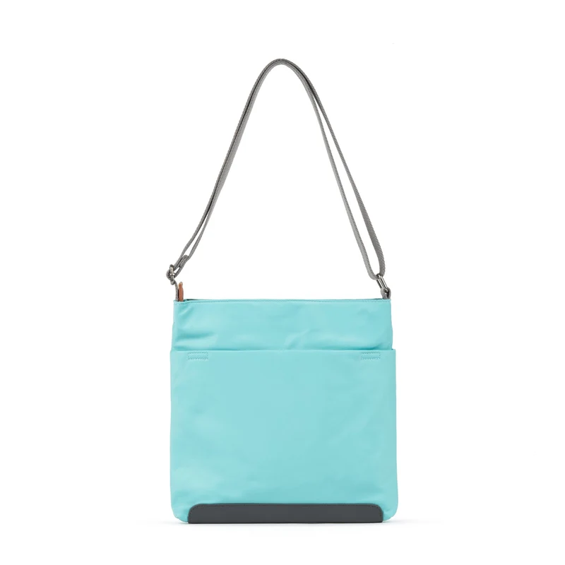 ROKA Kennington Mittelgroße Tasche aus recyceltem Nylon – Aquatic Awe