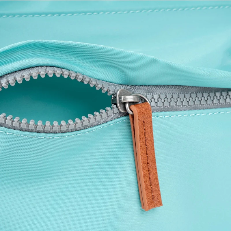 ROKA Kennington Mittelgroße Tasche aus recyceltem Nylon – Aquatic Awe