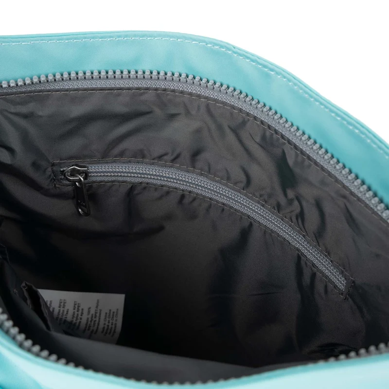 ROKA Kennington Mittelgroße Tasche aus recyceltem Nylon – Aquatic Awe
