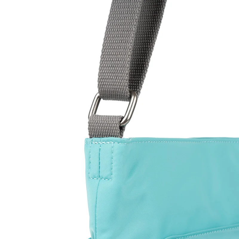 ROKA Kennington Mittelgroße Tasche aus recyceltem Nylon – Aquatic Awe