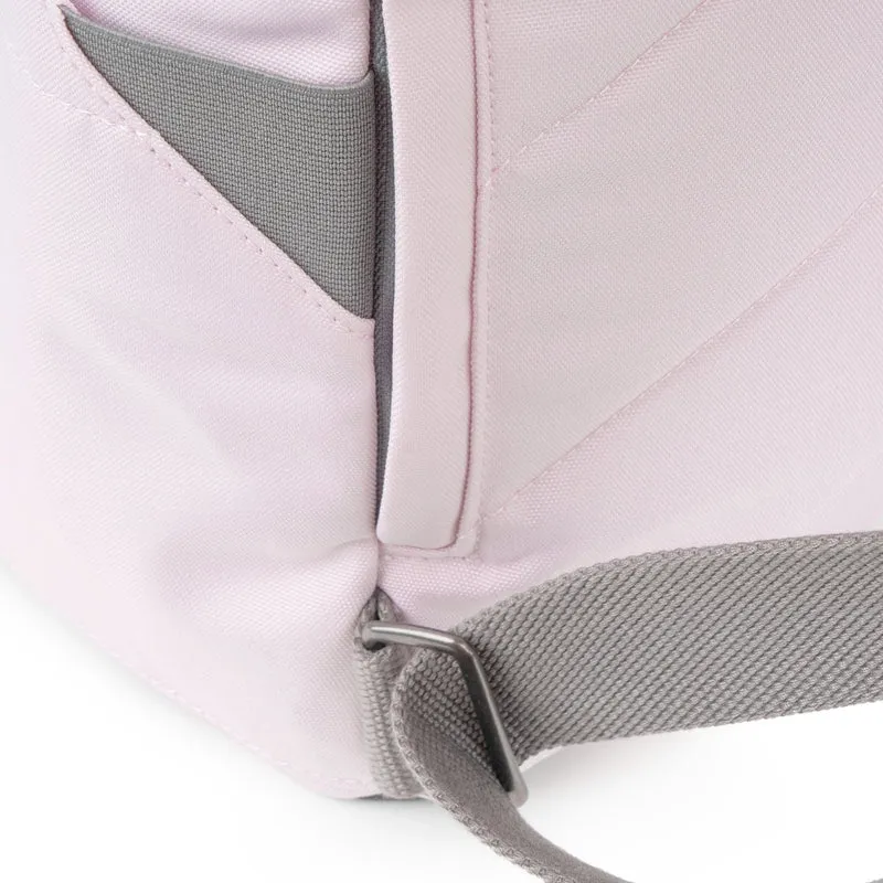 ROKA Finchley Eine transzendente, große Tasche aus recyceltem Canvas in Pink