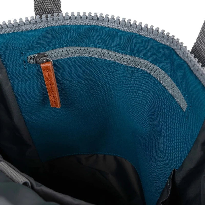 ROKA Finchley Eine große Tasche aus recyceltem Saphir-Canvas