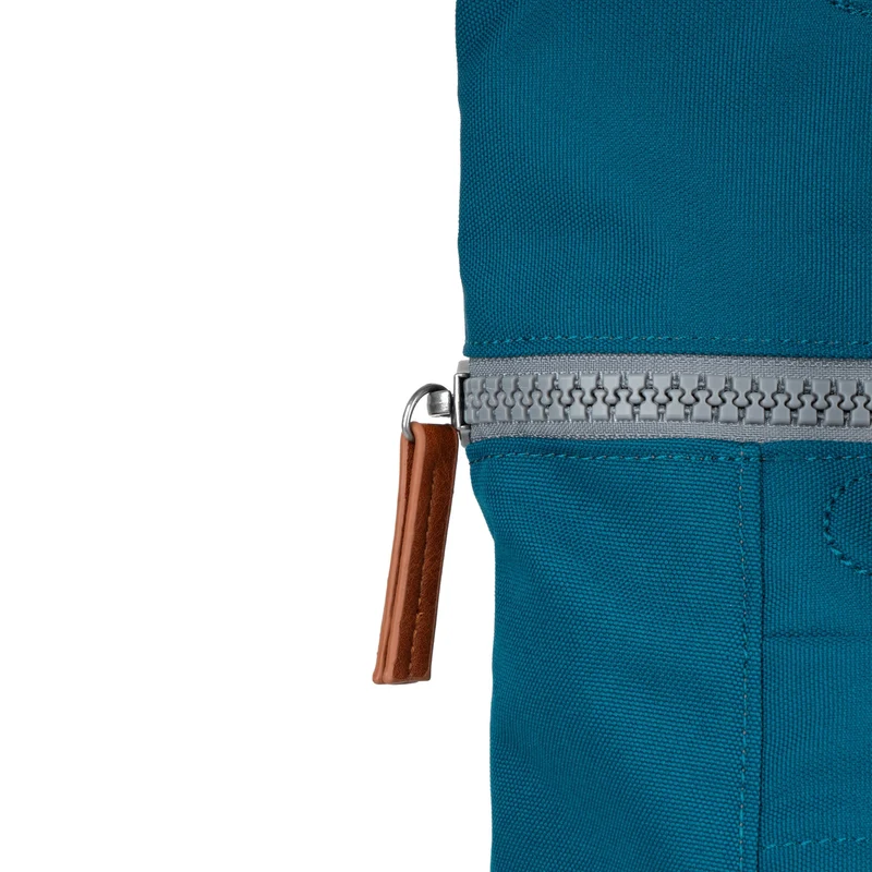 ROKA Finchley Eine große Tasche aus recyceltem Saphir-Canvas