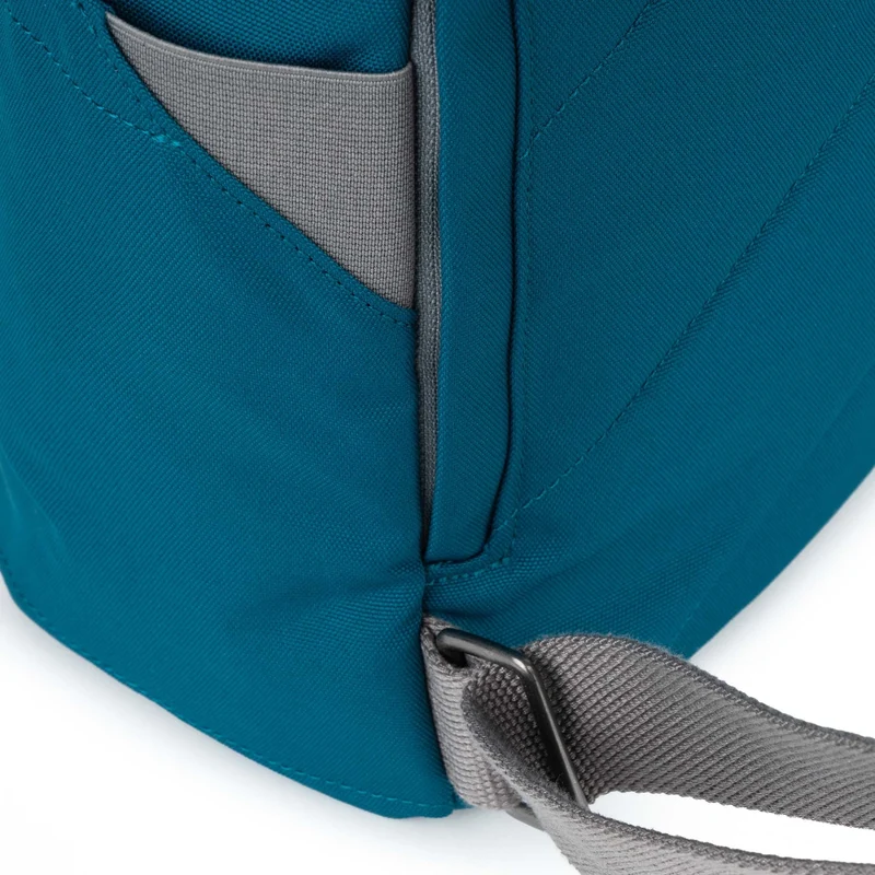 ROKA Finchley Eine große Tasche aus recyceltem Saphir-Canvas