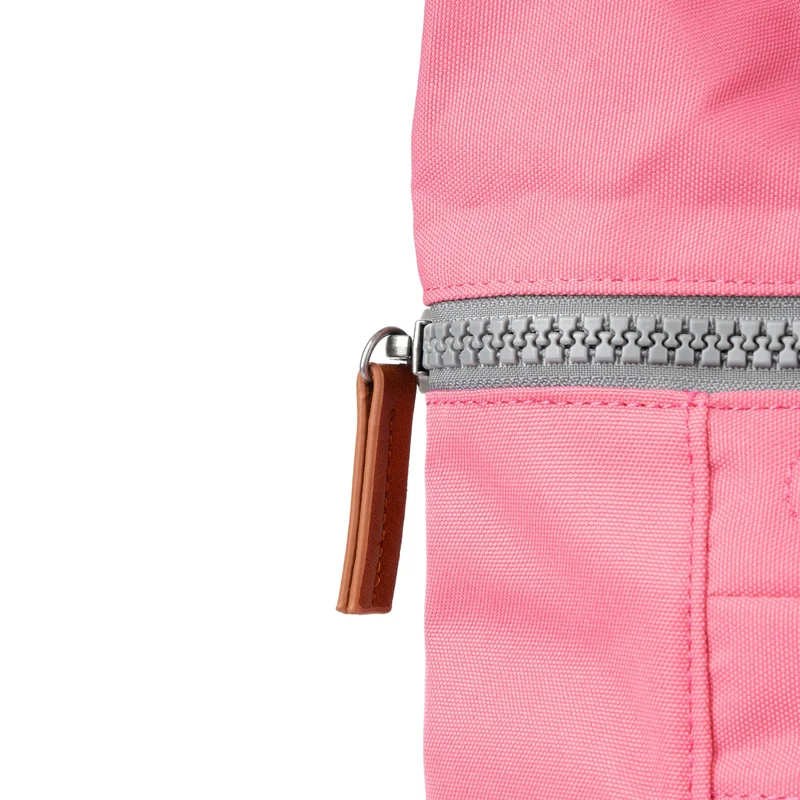 ROKA Finchley Eine mittelgroße Tasche aus recyceltem Canvas mit Tulpenmotiv