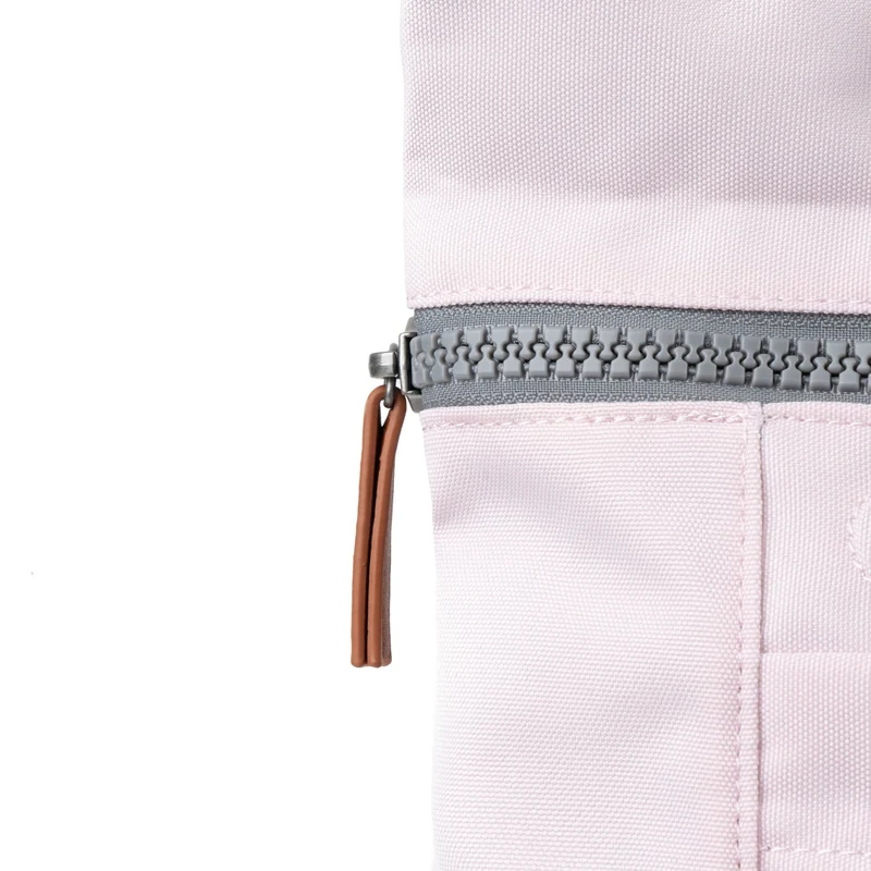 ROKA Finchley Eine transzendente rosafarbene mittelgroße Tasche aus recyceltem Canvas